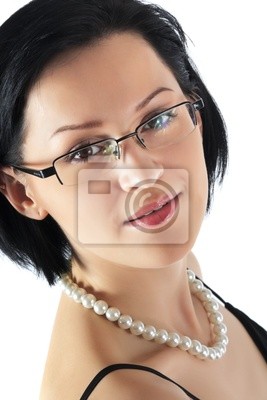 piekna-brunetka-w-okularach-korekcyjnych-i-perelek-400-23950333.jpg